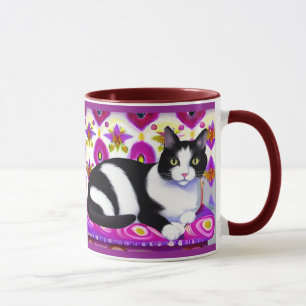 Schwarz-Weiß-Tuxedo-Katze auf Kissen Tasse