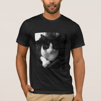 Schwarz-Weiß-Tuxedo-Katze T-Shirt