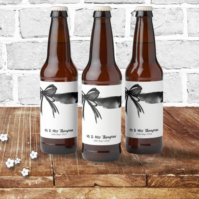 Schwarz-Weiß-Wasserfarben-Bow Wedding Man Gefallen Bierflaschenetikett (Black and White Watercolor Bow Wedding Man Favor gift Beer Bottle Label tying the knot bar decor)