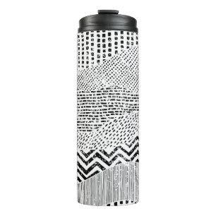 Schwarz-Weiß-Wavy-Muster. Handgezeichnet Ornament Thermosbecher