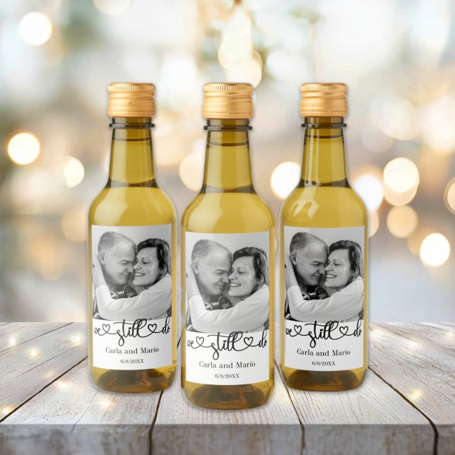 Schwarz & Weiß wir verlängern uns noch immer. Weinetikett (Black and White We Still Do Anniversary/Vow Renewal Mini Wine Bottle Labels)