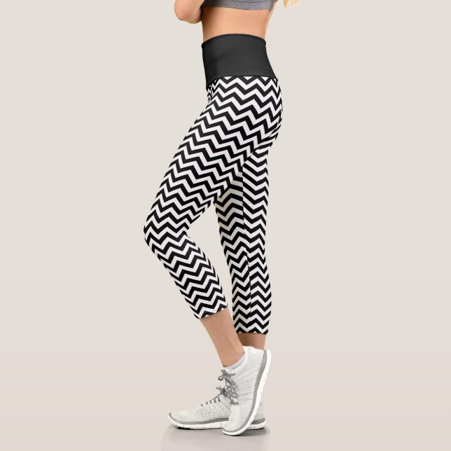 Schwarz-Weiß-Zickzack Muster Capri Leggings (Links)