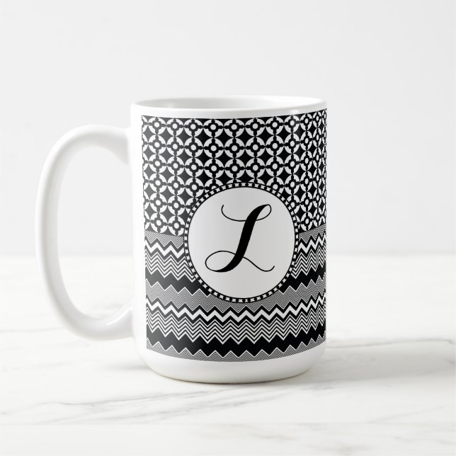 Schwarz-Weiß-Zig-Zags, Retro-Medallion-Monogramm Kaffeetasse (Links)