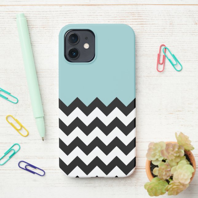 Schwarz-Weiß-Zigzag-Muster, Zickzack, blau iPhone 12 Hülle (Auf dem Schreibtisch)
