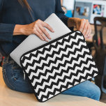 Schwarz-Weiß-Zigzag-Muster, Zickzack Muster Laptopschutzhülle<br><div class="desc">Elegantes,  stilvolles und raffiniertes Zickzackmuster (Zickzack) in Schwarz/Weiß. Modernes und trendiges Geschenk,  perfekt für den Zickzack Liebhaber in Ihrem Leben.</div>