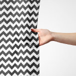 Schwarz-Weiß-Zigzag-Muster, Zickzack Muster Schal<br><div class="desc">Elegantes,  stilvolles und raffiniertes Zickzackmuster (Zickzack) in Schwarz/Weiß. Modernes und trendiges Geschenk,  perfekt für den Zickzack Liebhaber in Ihrem Leben.</div>