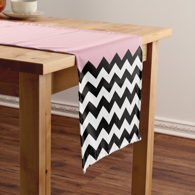 Schwarz-Weiß-Zigzag-Muster, Zickzack, rosa Mittelgroßer Tischläufer (Beispiel)