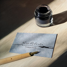 Schwarz-weiße Autoren dippen Pen auf blaues Papier Visitenkarte