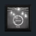 Schwarz-weiße Bridesmaid Rustic Wedding Geschenkbo Erinnerungskiste<br><div class="desc">Schwarz-weiße Hochzeitsfeier Geschenkboxen mit rustikalen String Lights,  Mason Jars auf einem Blackboard Chalkboard Background,  kann als Bridesmaid Geschenke,  rustikale Scheune Hochzeitsschmuck Geschenkboxen,  Schmuck Keepsake Box,  Gastgeschenke Hochzeiten. Karo unten in unserer Shop Kollektion für weitere Produkte mit diesem Design.</div>