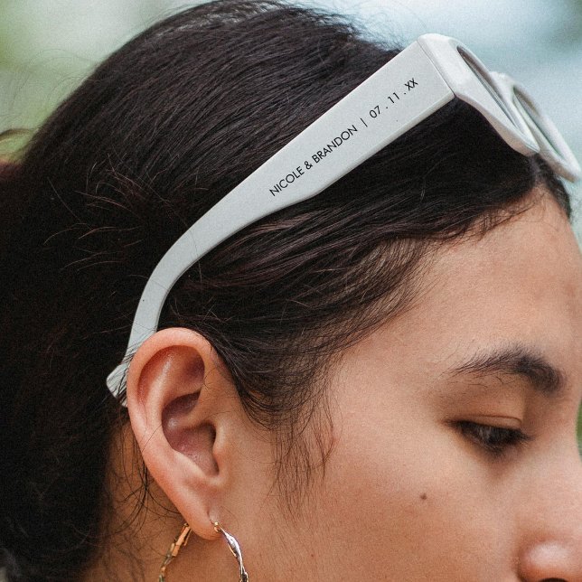 Schwarz-weiße Diagonal-Farbblock Monogramm-Hochzei (Black White Diagonal Color Block Monogram Wedding Sunglasses)