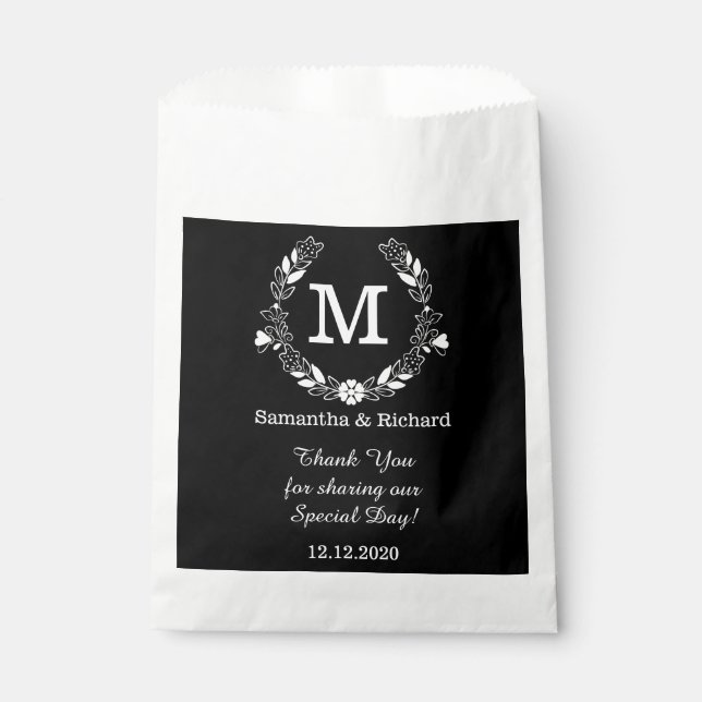 Schwarz-weiße Elegant Floral Wreath Monogram Weddi Geschenktütchen (Vorderseite)