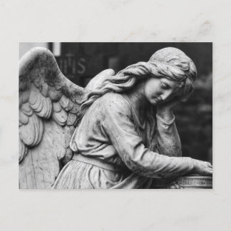 Schwarz-weiße Engelsstatue auf einem Friedhof Postkarte