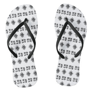 Schwarz-weiße ethnische Zeichen Flip Flops