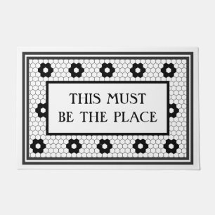 Schwarz-weiße Fliesengestaltung muss an der Stelle Fußmatte