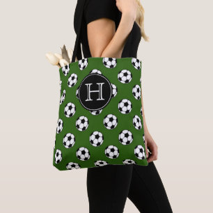 Schwarz-weiße Fußbälle auf grünem Monogramm Tasche