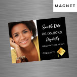 Schwarz-weiße Graduierungspartei speichert den Dat Magneteinladung<br><div class="desc">Ein Foto Save the Date Magnetkarte für eine Graduierungsparty. vorne: Fügen Sie Ihr eigenes Foto in vertikaler Größe des Absolventen hinzu. Ein schicker schwarzer Hintergrund, weißer Text. Vorlagen für Namen und Datum. Der Name und der Text: Save the Date sind mit einem modernen handgeschriebenen Stilskript geschrieben. Mit einem modernen abstrakten...</div>
