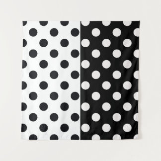 Schwarz-weiße halbe Farbtrennung inverse Polka-Pun Wandteppich