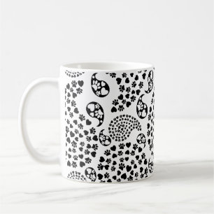 Schwarz-weiße Hundepfoten und Herzen Paisley-Druck Kaffeetasse