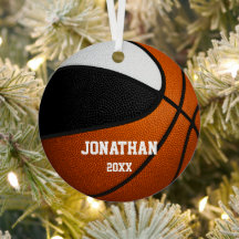 Schwarz-weiße Jungen halten Basketball