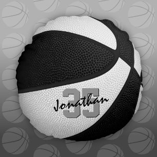 Schwarz-weiße Jungs-Mannschaft spielt Basketball Rundes Kissen