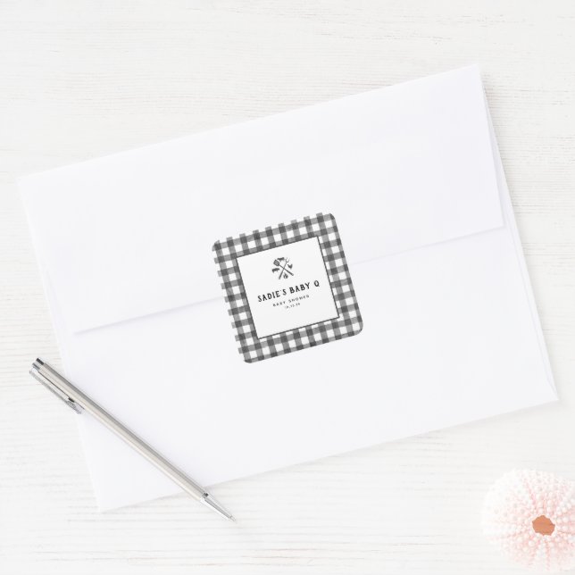 Schwarz-weiße Karierte Gingham Baby Q Baby Dusche Quadratischer Aufkleber (Umschlag)