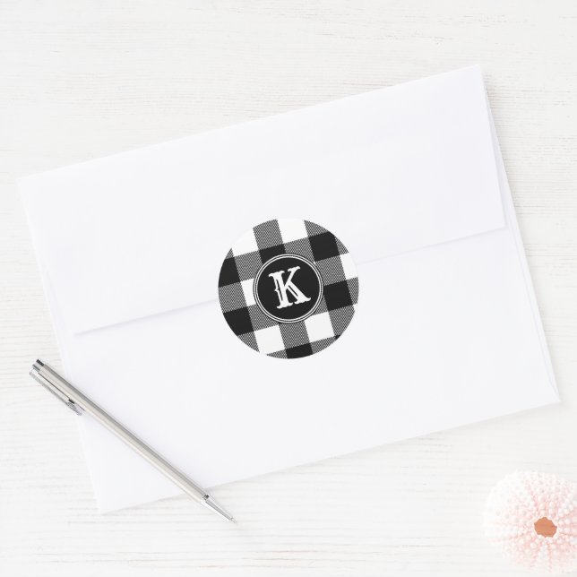 Schwarz-weiße Karierte Monogramm Runder Aufkleber (Umschlag)