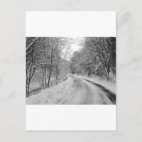 Schwarz-weiße Landstrasse mit Schnee