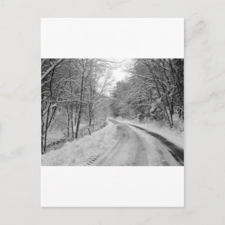 Schwarz-weiße Landstrasse mit Schnee Postkarte