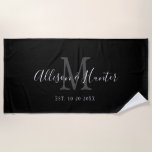 Schwarz-weiße Monogram-Hochzeit Personalisiert Strandtuch<br><div class="desc">Mit diesem Schwarz-weißen Monogram Newlywed Wedding Personalisiert Beach Handtuch geht es zu den Flitterwochen. Dieses moderne, anpassbare Design in Schwarz, Weiß und Grau. Die ersten Namen von Braut und Bräutigam stehen im Zentrum der modernen weißen Schrift Schrift, und der Anfang des neuen Nachnamens ist grau. Das etablierte Datum liegt über...</div>