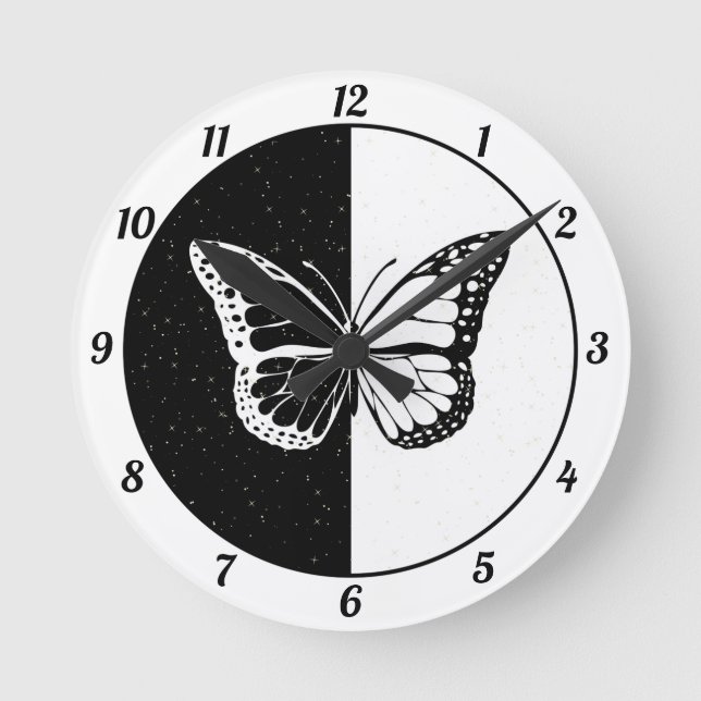 Schwarz-weiße Niedliche Elegant Classy Butterfly G Runde Wanduhr (Vorderseite)