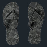 Schwarz-weiße Rose Gothic Wedding Flip Flops<br><div class="desc">Die gotischen Hochzeitssandalen aus schwarz-weißer Rose mit floraler drehte sind elegant und mit dunklen Blumenmotiven geschmückt. Ideal für eine gotische Braut!</div>