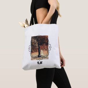 Schwarz-weiße Schachtottasche mit King Slay Tasche