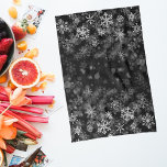 Schwarz-weiße Schneeflocken Geschirrtuch<br><div class="desc">Dieses Design kann durch Auswahl der Option Design bearbeiten personalisiert werden. Sie können auch auf andere Gegenstände übertragen. Kontaktieren Sie mich unter colorflowcreations@gmail.com oder nutzen Sie die Chat-Option oben auf der Seite, wenn Sie dieses Design auf einem anderen Produkt haben möchten oder Hilfe benötigen. Sehen Sie mehr von meinen Designs...</div>