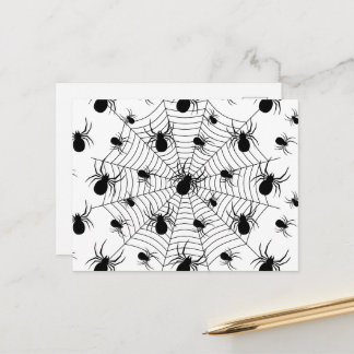 Schwarz-weiße Spinnennetzmuster Halloween Postkarte