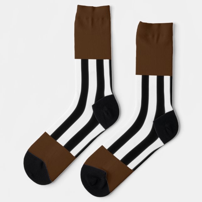 Schwarz-weiße Streifen auf braun Socken (Linkes Detail)