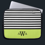 Schwarz-weiße Streifen mit dreifacher Buchstabenei Laptopschutzhülle<br><div class="desc">Trendy,  chic,  mädchenhaft,  schwarz-weiß gestreiftes Muster mit einem limiengrünen Farbblock-Rahmen mit einer dreifach-monogramm-Vorlage,  mit der Sie Ihre ersten,  letzten und mittleren Buchstaben leicht personalisieren können.</div>