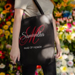Schwarz-weiße und Extravagante Monogramm-Trauzeugi Tasche<br><div class="desc">Ein gürteliges personalisiertes Monogramm mit einem extravaganten Kalligraphieskript, das rot-weiß mit einem schwarzen Hintergrund in solider Farbe paart. Erstellen Sie Ihr eigenes hübsche in allen bedruckten Taschen als Dankeschön Geschenke für Ihre Trauzeugin und Brautmädchen. Passen Sie die Farben des Schriftartes an, um Ihre Hochzeitspalette anzupassen. Der extravagante blüh, der Teil...</div>