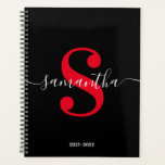 Schwarz-weiße und helle Rot Moderne Monografie Planer<br><div class="desc">Ein personalisiertes Monogramm in weißem, trendigem Stil, moderne Kalligraphie gepaart mit einem hellroten eleganten modernen Schriftart. Erhöhen oder verkleinern Sie die für Ihr Monogramm benötigte Größe des Schriftartes. Passen Sie die minimalistisch schwarze Hintergrundfarbe an. Behalt das Format des Schuljahres oder ändere den Anzug deiner Bedürfnisse. Mit Monogramm schwarz, weiß und...</div>