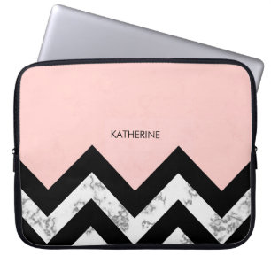 Schwarz-weiße und rosa Chevronen Laptopschutzhülle