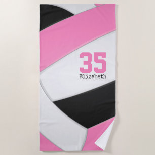 Schwarz-weiße Volleyballmädchen in Rosa Strandtuch