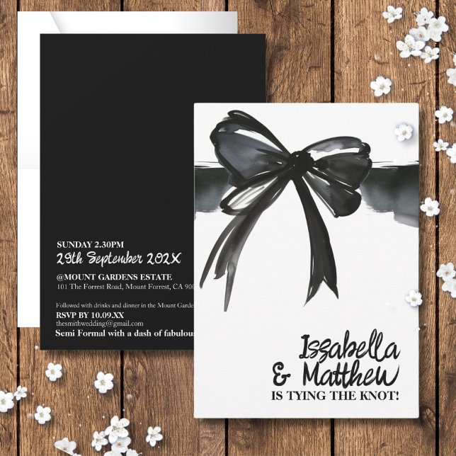 Schwarz-weißer Bow, der die Knot Ribbon-Chic-Hochz Einladung (Black White Bow Tying The Knot Ribbon Chic Wedding Invitation watercolor script modern elegant bold)