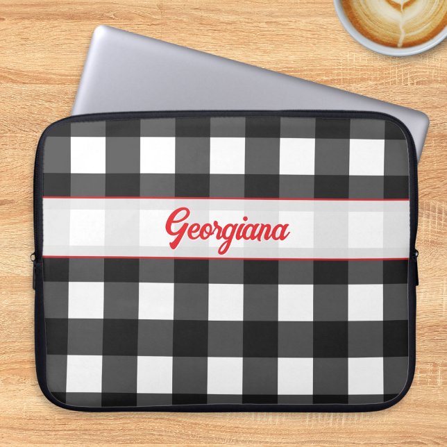 Schwarz-weißer Buffalo-Karo-Personalized Laptopschutzhülle (A black and white buffalo check laptop cover, with personalized name in red script typography)