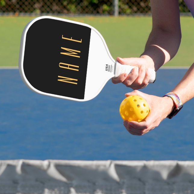 Schwarz-weißer Farbblocktext mit drei Vierteln Pickleball Schläger (InSitu)
