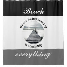 Schwarz-weißer grauer Strand