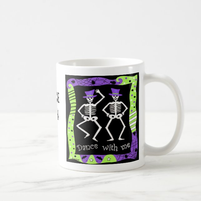 Schwarz-weißer Halloween Skelettknochentanz Kaffeetasse (Rechts)