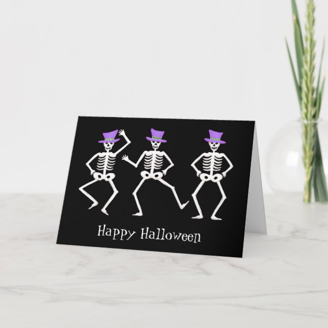 Schwarz-weißer Lila Halloween Skeletttentanz Karte (Vorderseite)