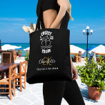Schwarz-weißer Name des Kreuzungskommandos Tasche<br><div class="desc">Ein schwarzer Hintergrund,  mit einem Kreuzfahrtschiff verziert und der Text: Cruise Squad. Personalisieren und fügen Sie Ihre Monogramm-Initialen und vollständigen Namen.</div>