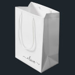 Schwarz-weißer Name für das Girl-Monogramm Mittlere Geschenktüte<br><div class="desc">Schwarz und Weiß einfache Script Monogram Name Geschenktasche. Das macht den perfekten 16 Geburtstag,  Hochzeit,  Brautparty,  Jubiläum,  Babydusche oder Junggeselinnen-Abschied Geschenktasche für jemanden,  der Lieben glamourösen Luxus und schicke Stile.</div>