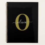Schwarz-weißer Name für personalisierte Monogramm- Planer<br><div class="desc">Dieses elegante Monogramm und das stilvolle Script-Namensdesign können als Geschenk für Geburtstag, Hochzeit, Brautparty, Jubiläum, Muttertag oder jeden Anlass gegeben werden. Es kann mit dem Namen und dem Namen der Person personalisiert werden. Sie können den Schriftart, die Farbe des Schriftartes, die Größe des Schriftartes und die Hintergrundfarbe mit dem Design-Tool...</div>
