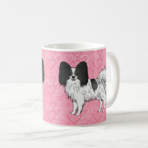 Schwarz-weißer Papillon-Hund auf rosa Herzen Kaffeetasse